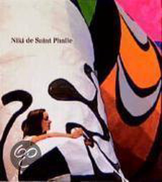 Vrouw met donker haar, zittend, naast een felgekleurd, abstract kunstwerk met oranje, zwarte, witte en groene tinten. Titel 'Niki de Saint Phalle'.