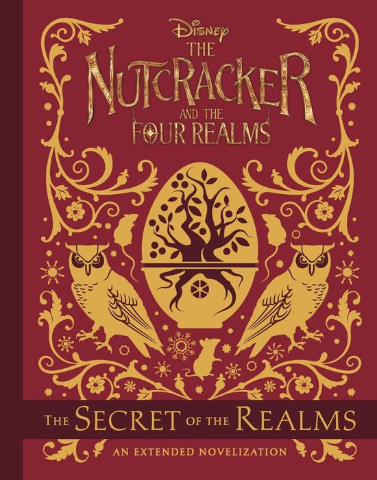 De kaft van het boek 'Disney De Notenkraker en de Vier Realms: Het Geheime van de Realms'. Rood met gouden ornamenten, twee uilen, een ei met een boom en muizen.
