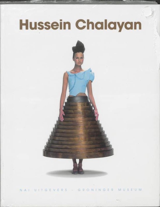 Model met blauw topje en rok van houten schijven, 'Hussein Chalayan' in goud.