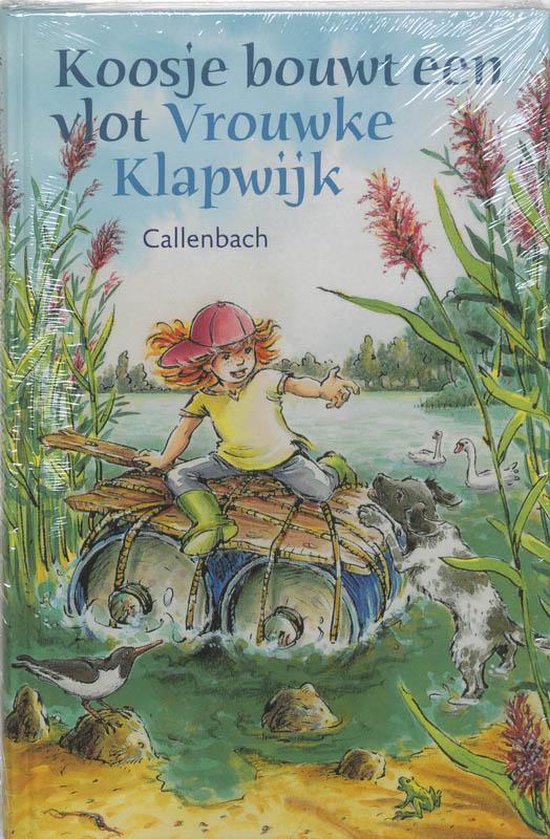 Een meisje met een roze pet en laarzen zit op een vlot met tonnen, een hondje probeert mee te komen. Twee zwanen in het water, riet op de voorgrond. Titel: Koosje bouwt een vlot.
