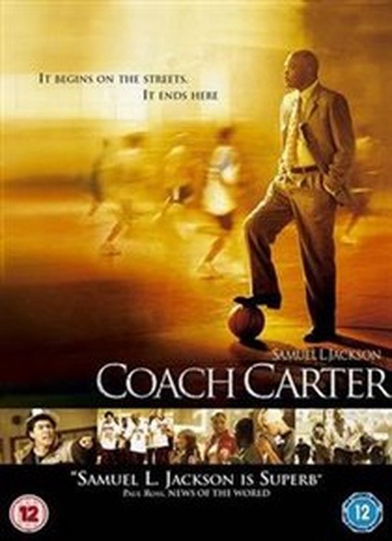 Coach Carter DVD-cover met Samuel L. Jackson in een pak, staand op een basketbal. Tekst: 'It begins on the streets. It ends here.'