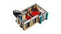 LEGO diner van drie verdiepingen met roze 'DINER' letters, een roze auto en minifiguren.