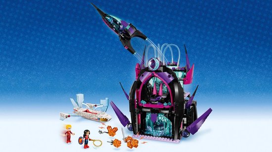 LEGO Eclipso's Dark Palace met raket, vliegtuig, miniatuurfiguren van Wonder Woman en Batgirl tegen een blauwe achtergrond.