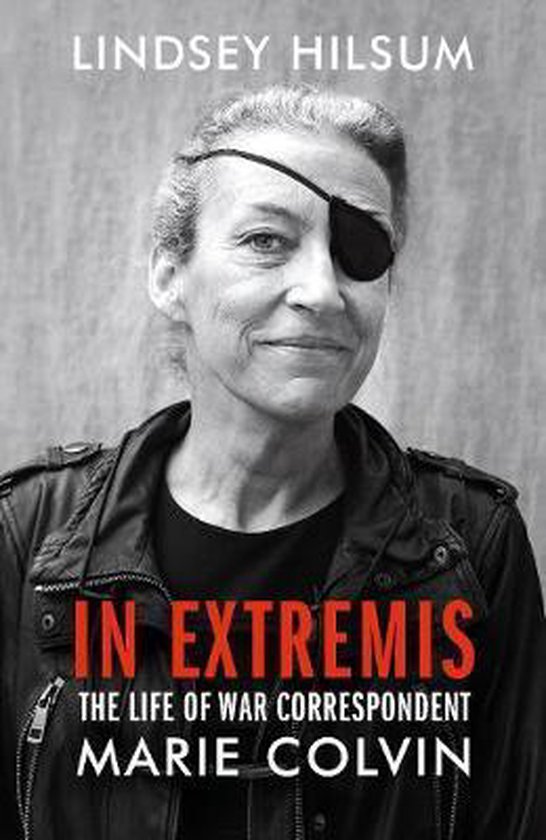 Luchtfoto van een vrouw met een ooglapje, die een leren jas draagt. De titel 'IN EXTREMIS THE LIFE OF WAR CORRESPONDENT MARIE COLVIN' staat op de voorkant.