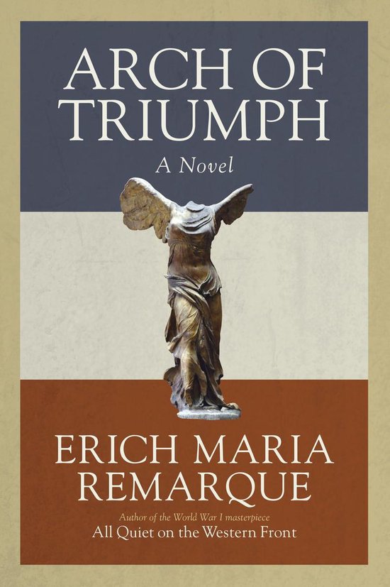 Boekcover 'Arch of Triumph' met een standbeeld van een gevleugelde vrouw, geschreven door Erich Maria Remarque.