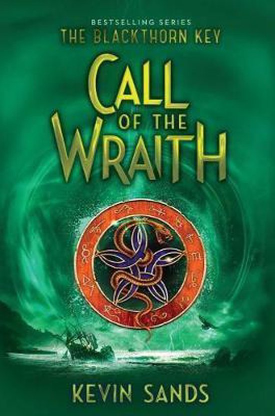 Boekomslag van "Call of the Wraith" door Kevin Sands. Groene achtergrond met een cirkelvormig symbool en een zeilboot.