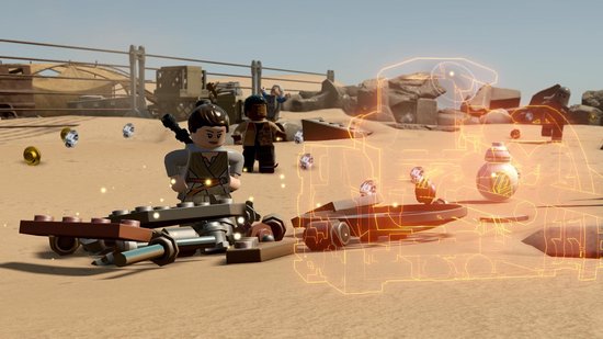 Lego Rey, Finn en BB-8 in woestijn, met een holografische weergave van een voertuig.