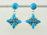 Bloemvormige zilveren oorstekers met blauwe turkoois