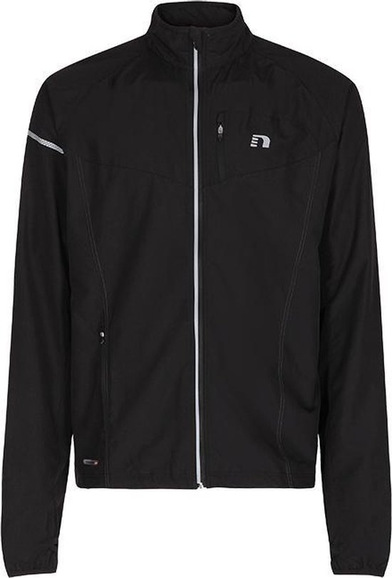 Zwarte hardloopjas voor heren met rits, borstzak en reflecterende details.