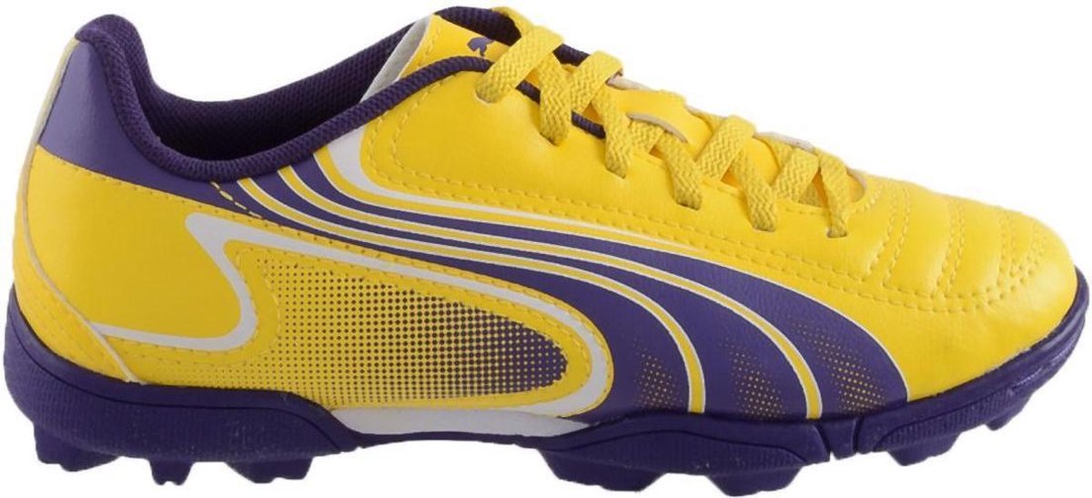 Puma V6.11 voetbalschoen in geel en paars, maat 36, met slijtvast kunstleren bovenwerk en stoer design.