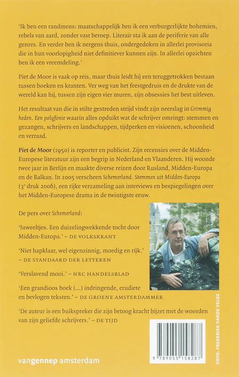 De achterkant van het boek 'Piet de Moor Grimmig heden Een polyfonie'. Een foto van Piet de Moor, een man met grijs haar en een bril, staat ernaast.