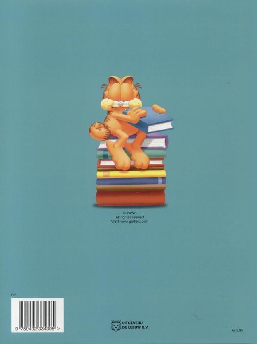 Garfield zit bovenop een stapel boeken, met een blauw boek in zijn handen.