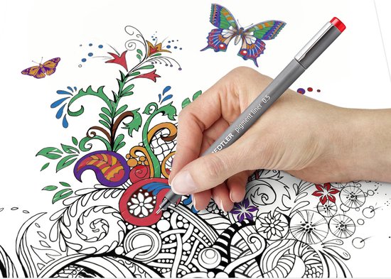 Une main tenant un feutre Staedtler pigment liner 0.5 rouge pour dessiner sur une page à colorier avec des fleurs et des papillons.