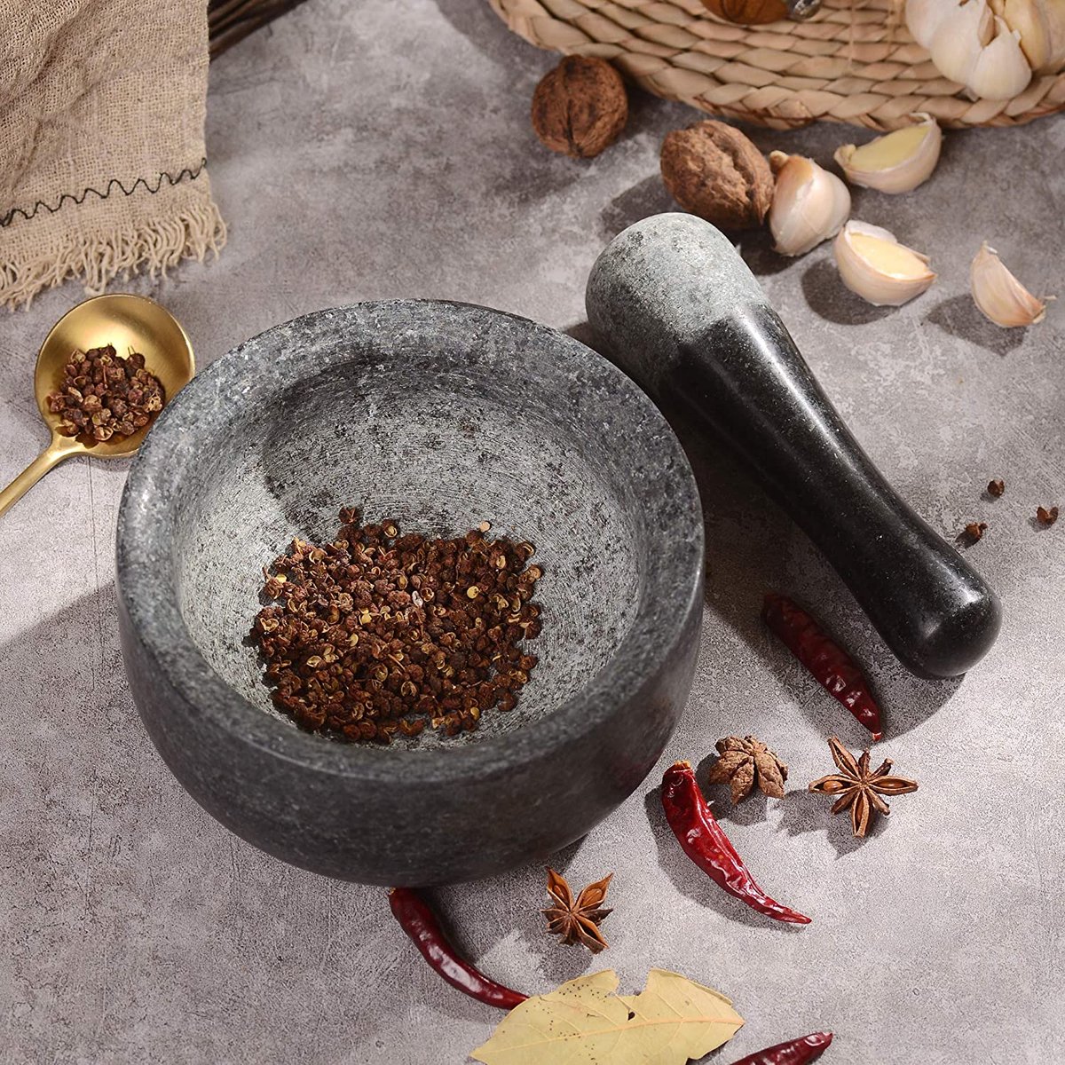 Alpine Cuisine Graniet Vijzel & Stamper... Prijs: SRD 140,- In een handomdraai specerijen en kruiden fijnmalen en mengen. /nl /en #kirpalani # graniet #stamper #AlpineCuisine #granitemortarpestle