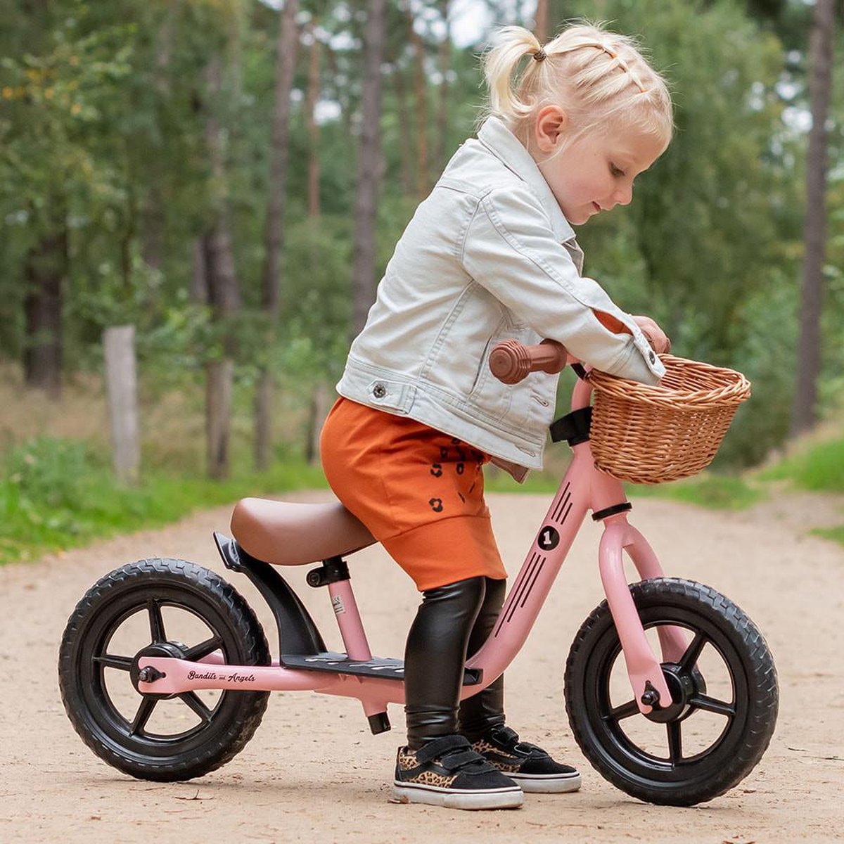 Bandits & Angels Metalen Loopfiets Met Mandje Starter Roze met Voetenplank vanaf 2 Jaar - Limited Edition - Roze Loop Fiets - Verstelbaar Zadel 29 tot 39 cm - Voor Jongens en Meisjes - Compact en Veilig - Lage Instap met Voetenplank — afbeelding 4