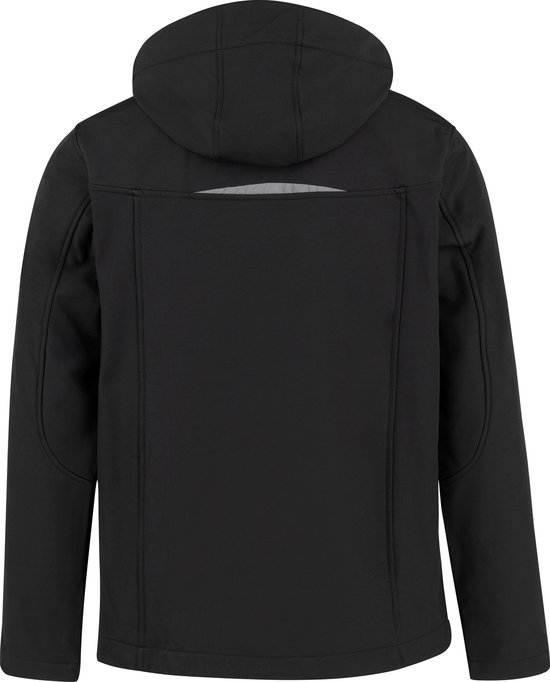 Achterkant van een zwarte heren softshell jas met capuchon en reflecterende streep.