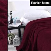 Fleece plaid deken Bordeaux Rood, heerlijk groot en warm. 160x200 cm. Afgewerkt met een mooi structuur. Super lekker voor in de winter. Verkrijgbaar in 12 varianten en diverse kleuren. Dekbed