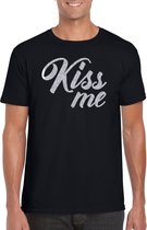 Kiss me t-shirt zwart met zilveren glitter tekst heren kus me - Glitter en Glamour zilver party kleding shirt XL