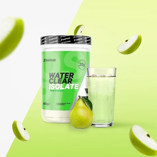 Fles water clear isolate perensmaak 600g met glas drank, een peer en groene appelschijfjes.