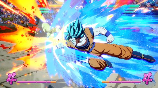 Goku met blauw haar in zijn oranje gevechtspak, die Frieza met een blauwe energiestraal aanvalt.