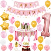 Verjaardagskroon met gekleurde ballonnen en slingers als 1e verjaardag versiering en voor cakesmash meisje