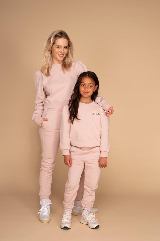KIDS Puff Joggingset &C x REVIVE Blush Pink. Maat 1-2Y