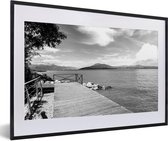 Fotolijst incl. Poster Zwart Wit- Een houten steiger bij het heldere Gardameer in Italië - zwart wit - 60x40 cm - Posterlijst