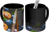 Magische Mok - Foto op Warmte Mok - zwarte pruimen in een houten bak - 350 ML