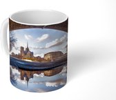 Mok - De Notre Dame vanuit een tunnel en weerspiegeling in het water - 350 ML - Beker