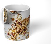 Mok - Granola in potten op witte achtergrond - 350 ML - Beker