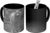 Magische Mok - Foto op Warmte Mok - Witte wolf in het bos in zwart-wit - 350 ML