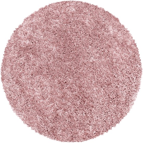 Rond roze shaggy vloerkleed met lange, zachte vezels, geïsoleerd op een witte achtergrond.