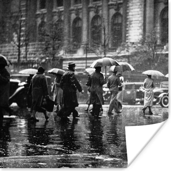 Poster Mensen lopen over straat in de regen in New York -zwart-wit - 100x100 cm XXL