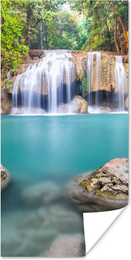 Affiche Roches couvertes de mousse devant la cascade du parc national d'Erawan - 75x150 cm