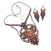 Bee on the Loose Sieraden Set Dipali - ketting - 42-49cm - oorbellen - goudkleurig - micro macramé - waxcord - dames - handmade