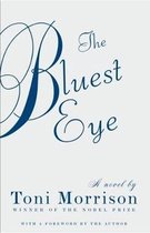 Boekomslag van The Bluest Eye door Toni Morrison, winnaar van de Nobelprijs, in donkerblauwe letters op een lichtgrijze achtergrond.