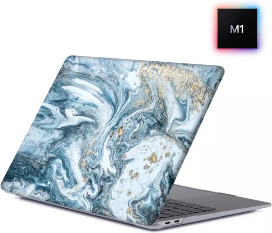 MacBook ouvert avec une housse marbrée bleu-gris aux accents dorés. Icône de puce M1 en haut à droite.