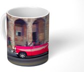 Mok - Auto met open dak rijdt door de straten van Havana - 350 ML - Beker