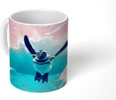 Mok - Een Zwartvoetpinguïn in het water - 350 ML - Beker