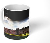 Mok - Villa bij Bristol in Engeland onder een donkere lucht - 350 ML - Beker