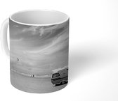 Mok - Een caravan onder een wolkenlucht - zwart wit - 350 ML - Beker