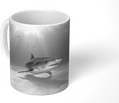Mok - Eem tijgerhaai vlakbij de zeebodem - zwart wit - 350 ML - Beker