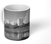 Mok - De gebouwen over het water in Vaca Brava Park in het Braziliaanse Goiânia - zwart wit - 350 ML - Beker