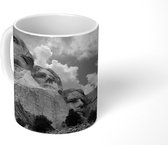 Mok - Panoramisch zicht op het Noord-Amerikaanse monument Mount Rushmore - zwart wit - 350 ML - Beker