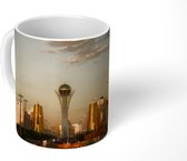 Mok - De Bajterek toren in Kazachstan tijdens zonsondergang - 350 ML - Beker