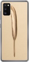 Geschikt voor Samsung Galaxy A41 hoesje - Goud geverfde veer op een gouden achtergrond - Siliconen Telefoonhoesje