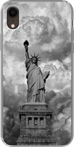 Geschikt voor iPhone XR hoesje - Vrijheidsbeeld in New York op een bewolkte dag in zwart-wit - Siliconen Telefoonhoesje