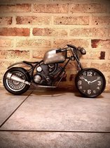 Table clock metal motorcycle 25 cm hoog - tafelklok - uurwerk - horloge - industriestijl - vintage - industrieel - klok - tafel - metaal - cadeau - geschenk - relatiegeschenk - kerst - nieuwj