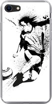 Geschikt voor iPhone 8 hoesje - Een illustratie van een persoon die een voetbal richting doel schiet - Jongens - Jongetje - Kind - Siliconen Telefoonhoesje