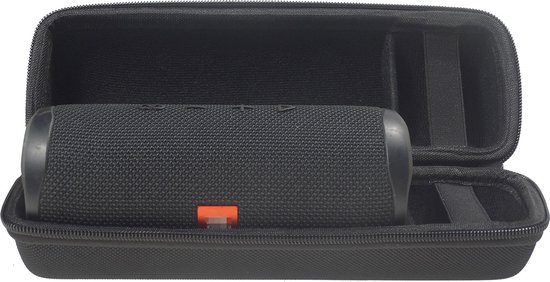 Zwarte JBL speaker in een open draagtas, met interne vakken en elastische banden.